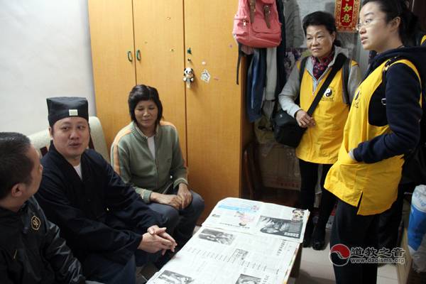 广州都城隍庙慰问周边低保家庭-道音文化