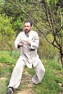 法国男子隐居武当山潜修 打太极读道家经典练书法-道音文化