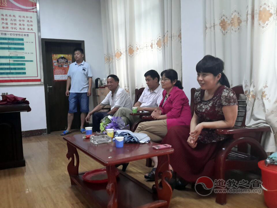 河南省道教协会副会长李泰丞、南阳光彩国际董事长高巧一行5人到方城县广阳镇一中做慈善考察-道音文化