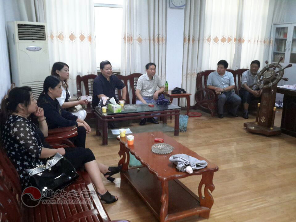 河南省道教协会副会长李泰丞、南阳光彩国际董事长高巧一行5人到方城县广阳镇一中做慈善考察-道音文化