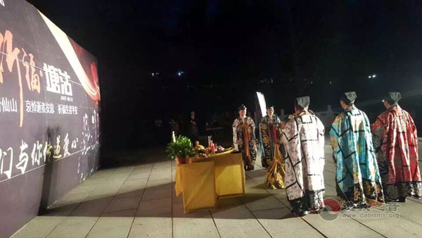 汉中各界人士在天台山为天津塘沽、陕西山阳灾区祈福
