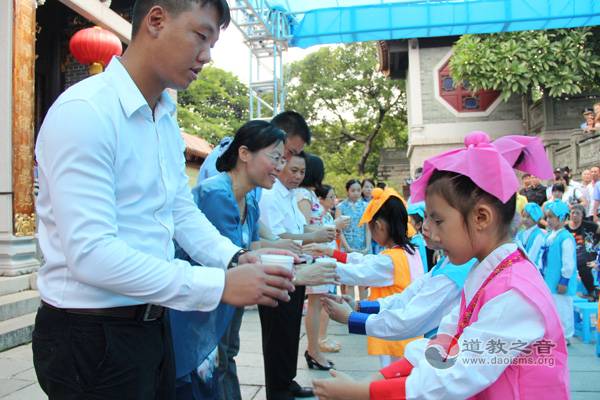 广州纯阳观为一年级新生举行开笔礼