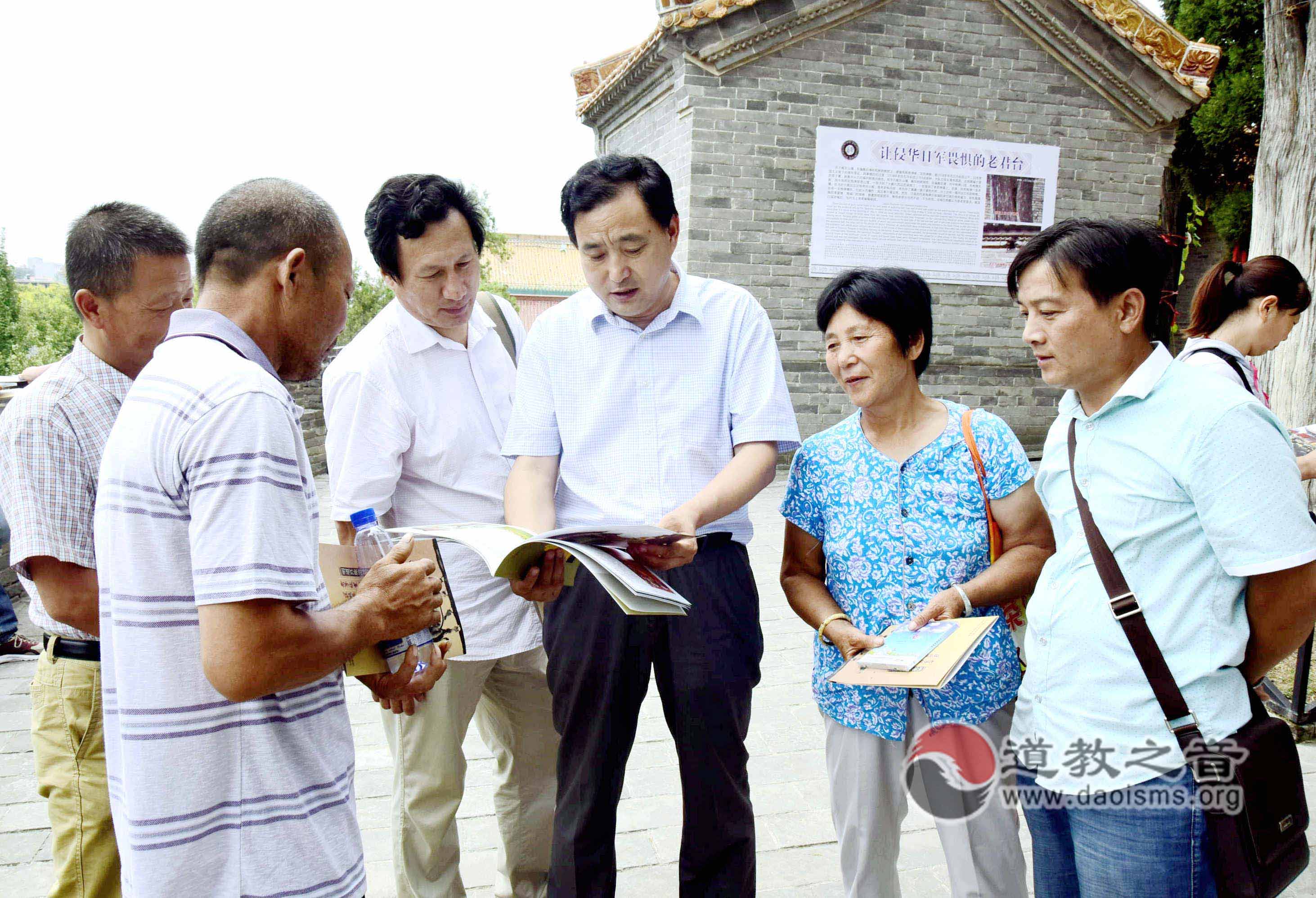 游客登临老君台 旅游工作者志愿讲解抗日传奇-道音文化