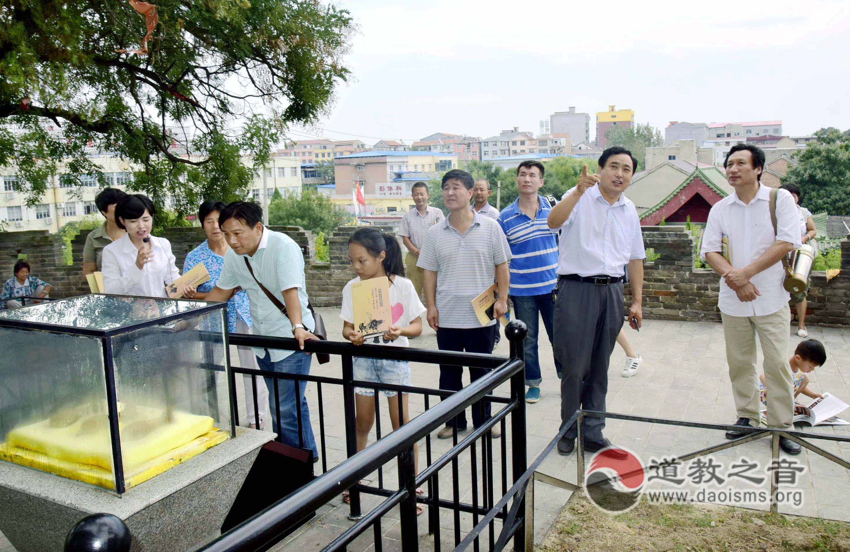 游客登临老君台 旅游工作者志愿讲解抗日传奇-道音文化