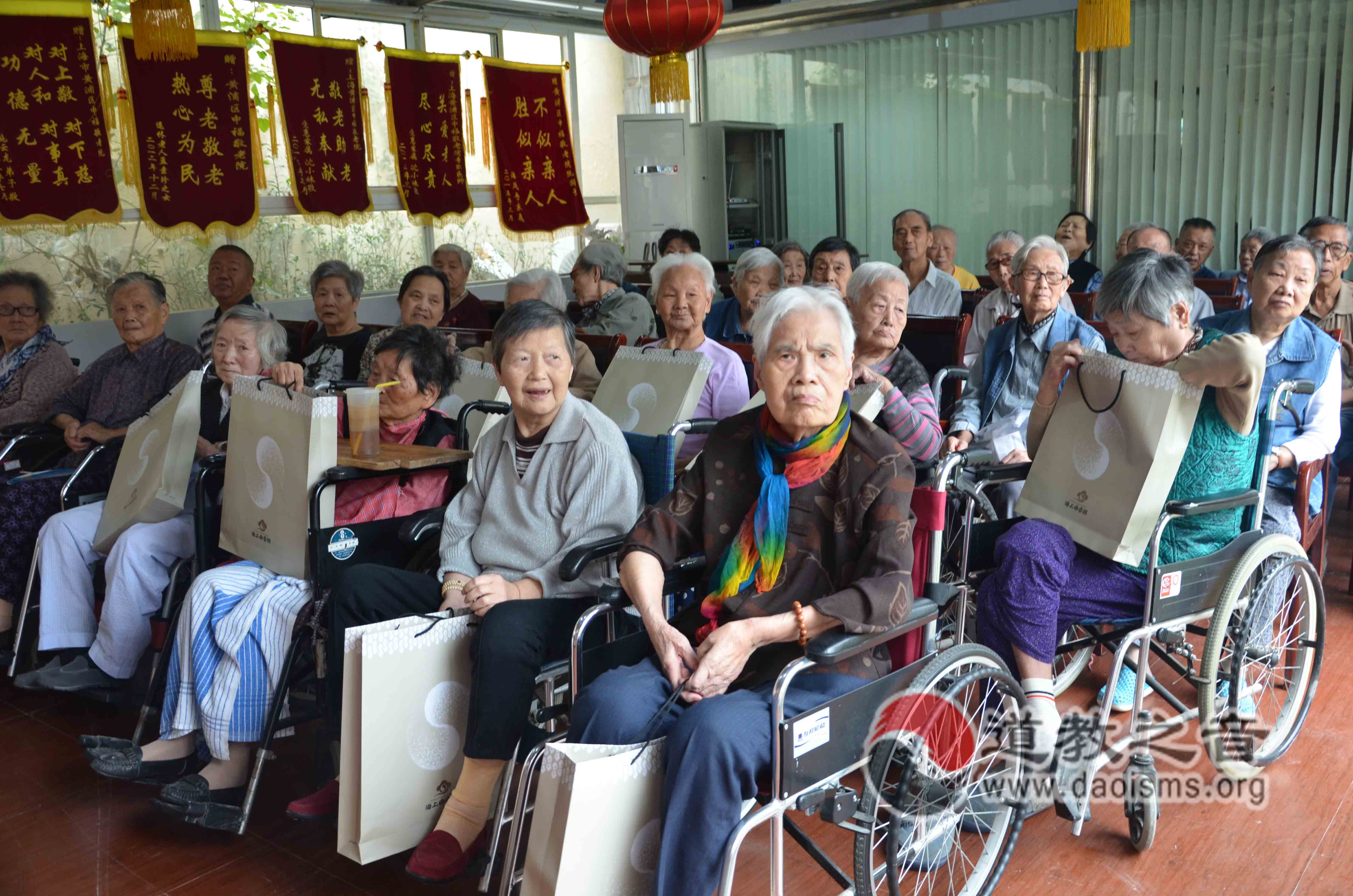 上海白云观为敬老院老人送去中秋祝福-道音文化
