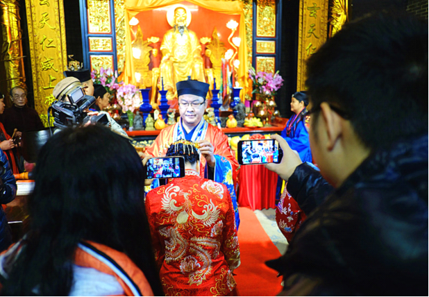 广东广州仁威祖庙首现岭南古老”道教婚礼”