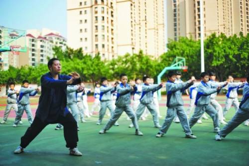 修身养性 中小学增设太极课程学习太极拳