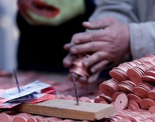 白云观求财运 市民排队“摸石猴”打钱眼-道音文化