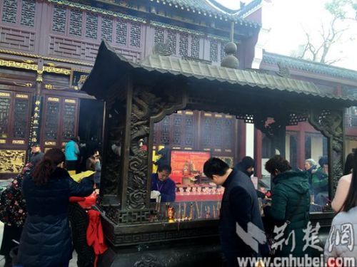 武汉长春观猴年“拜太岁”倡导使用环保香