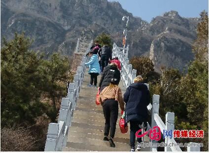 河南辉县轿顶山元宵节数千人登临天云观祈福