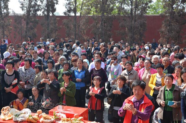 河北衡水崔母奶奶庙大殿封顶 信众争相拜谒