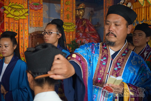 长春祖师成道阐扬道范，演礼开坛冠巾爰为洗心学道