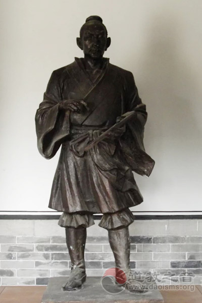 六月十三鲁班仙师圣诞，削竹木以为鹊成而飞之三日不下