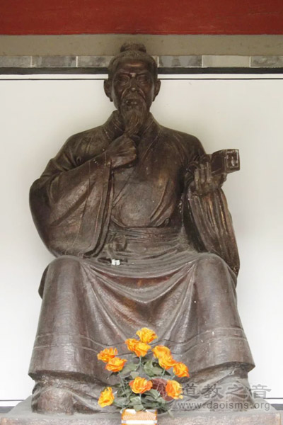 六月十三鲁班仙师圣诞，削竹木以为鹊成而飞之三日不下