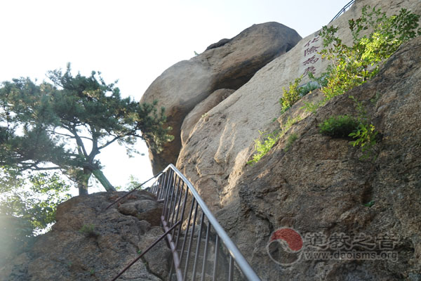千山夹扁石试良善，清秋深锁谁知圜是洞中洞？