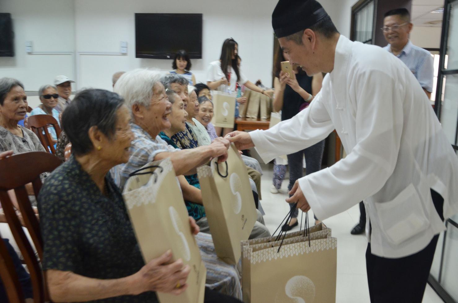 上海白云观开展中秋送祝福慰问社区老人活动-道音文化