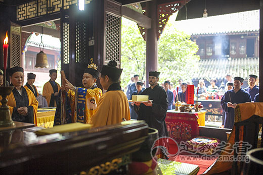 11名美国休斯顿弟子在青城山建福宫正式皈依