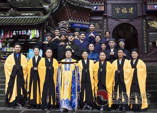 11名美国休斯顿弟子在青城山建福宫正式皈依