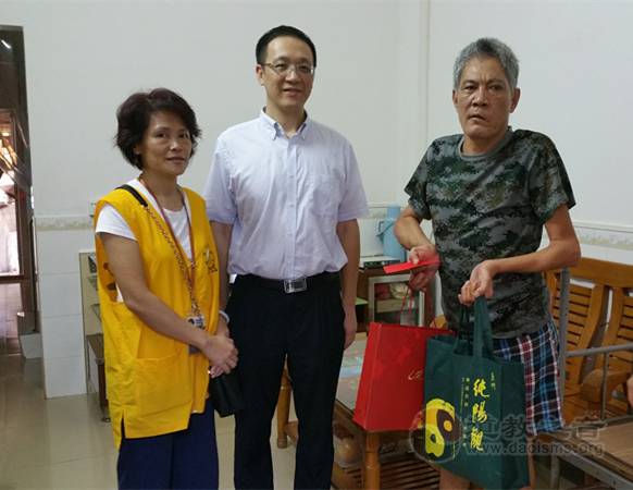 广州纯阳观义工为低保群众赠送中秋节礼物
