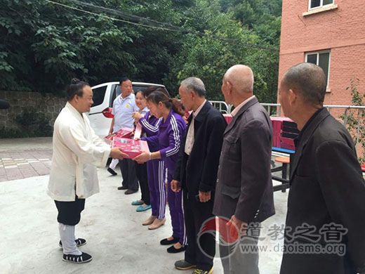陕西太白山太白庙开展中秋节慰问老人活动