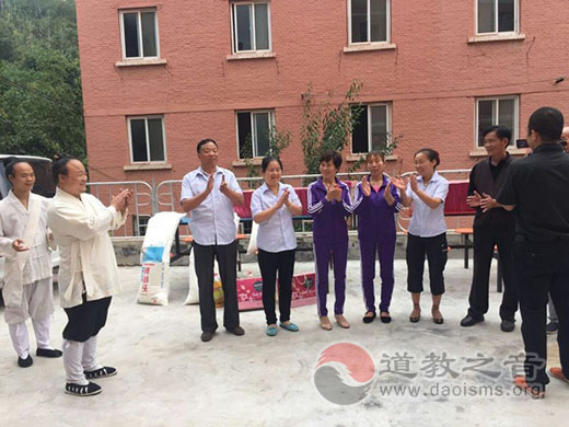陕西太白山太白庙开展中秋节慰问老人活动