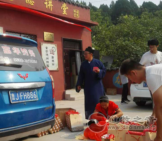 山东肥城市桃园观中秋慰问老人并爱心扶贫