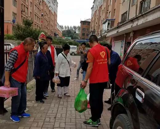 吉林省通化市玉皇阁中秋慰问社区困难家庭
