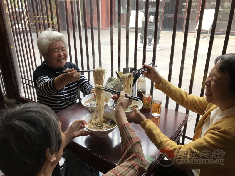 上海城隍庙开展重阳节慈善慰问敬老活动-道音文化