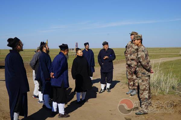 老道长带弟子苦行重走邱祖西行路，路人竟然不知是道士-道音文化