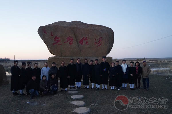 老道长带弟子苦行重走邱祖西行路，路人竟然不知是道士-道音文化