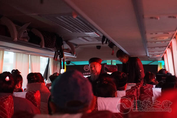 老道长带弟子苦行重走邱祖西行路，路人竟然不知是道士-道音文化