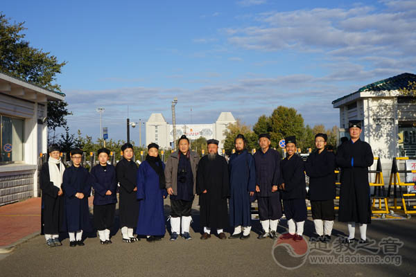 老道长带弟子苦行重走邱祖西行路，路人竟然不知是道士-道音文化