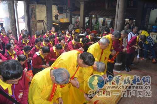 福建省湄洲岛迎来台湾彰化福宁宫谒祖进香团