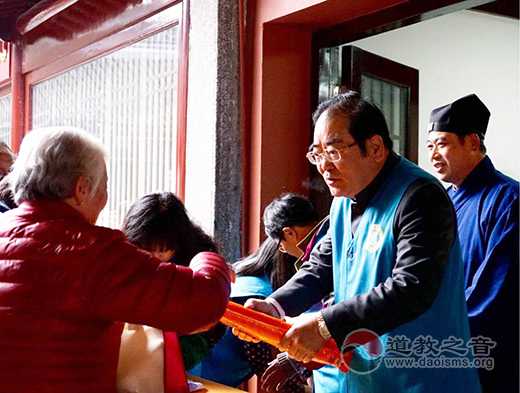上海城隍庙慈爱超市为街道困难老人发福袋