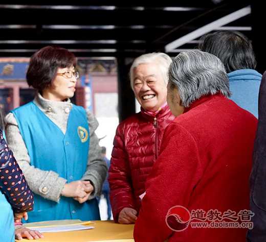 上海城隍庙慈爱超市为街道困难老人发福袋