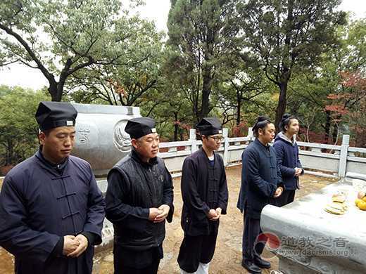 云南省龙泉观举行冬祭日缅怀祭祀扫塔活动-道音文化