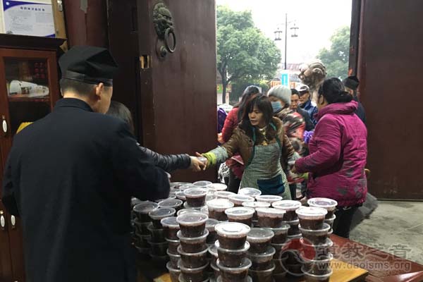 苏州城隍庙举办“腊八结缘粥送爱心”活动-道音文化