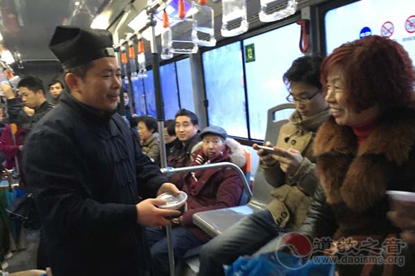 苏州城隍庙举办“腊八结缘粥送爱心”活动-道音文化