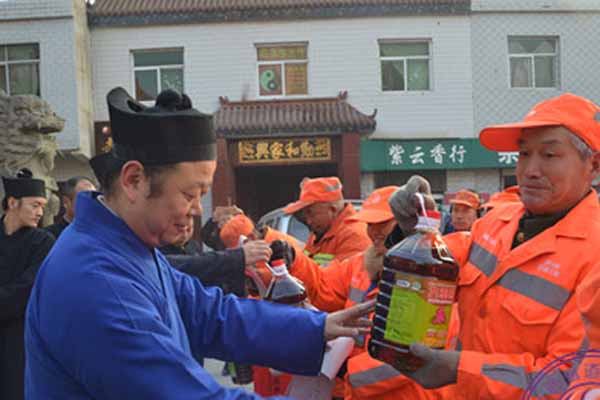 陕西咸阳市中五台道观隆重举行送温暖活动