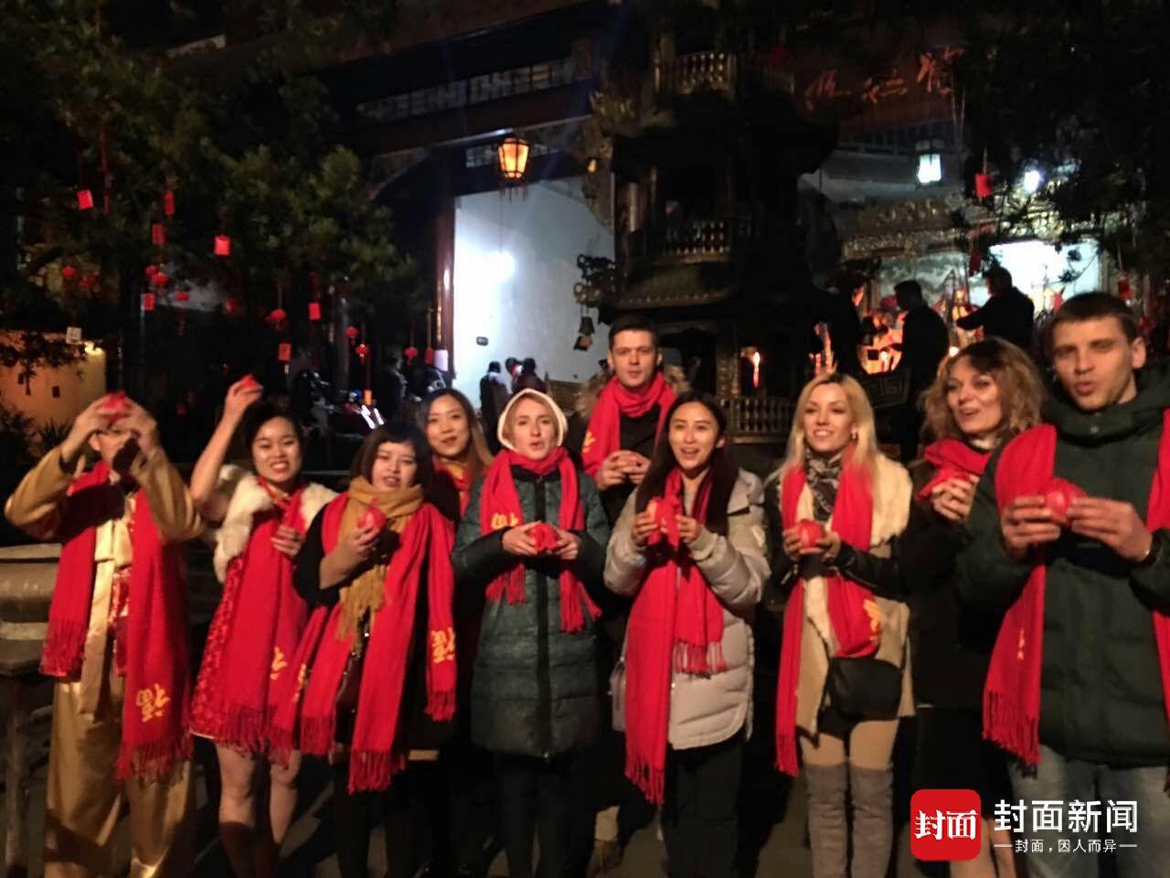 四川青城山举行祈福迎新活动 游客抢烧头香-道音文化