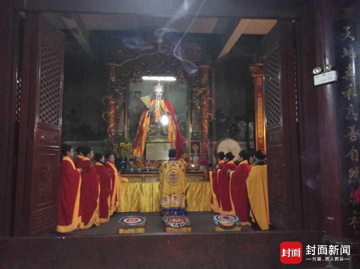 四川青城山举行祈福迎新活动 游客抢烧头香-道音文化