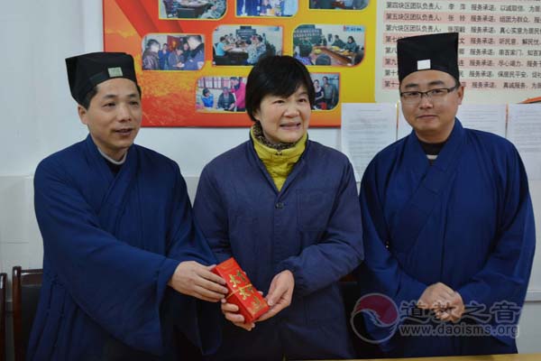 上海城隍庙慈爱功德会慰问受灾群众
