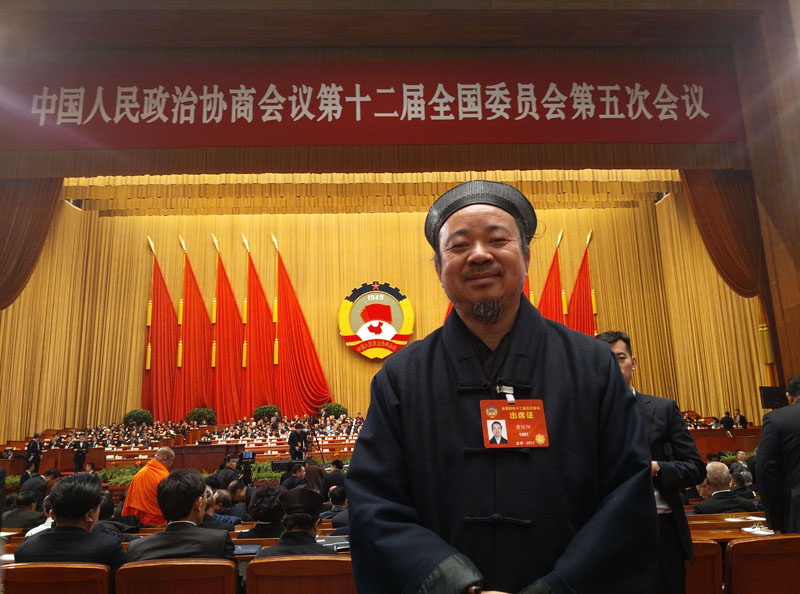 全国政协委员、中国道协副会长黄信阳道长在全国政协十二届五次会议开幕会上