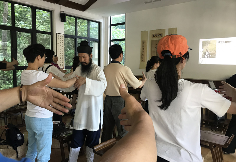 李延丰道长应邀为证券高端会员讲授道教养生法