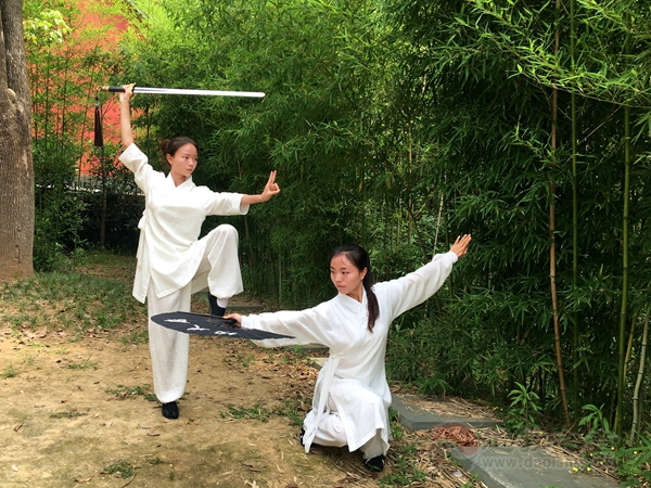 绝代有佳人，幽居在师行