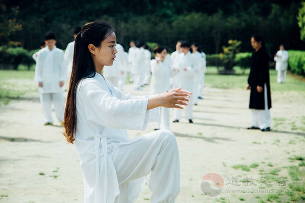 绝代有佳人，幽居在师行
