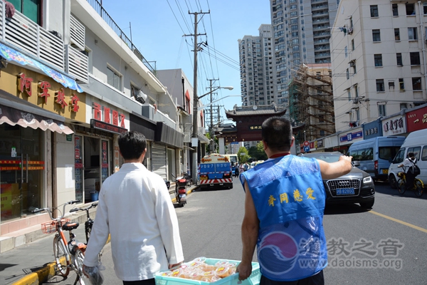 上海城隍庙慈爱功德会慰问豫园一线环卫工人-道音文化