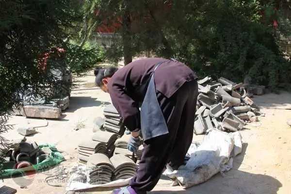 寻道路上：住在山顶守着破庙，两三个道士在修行