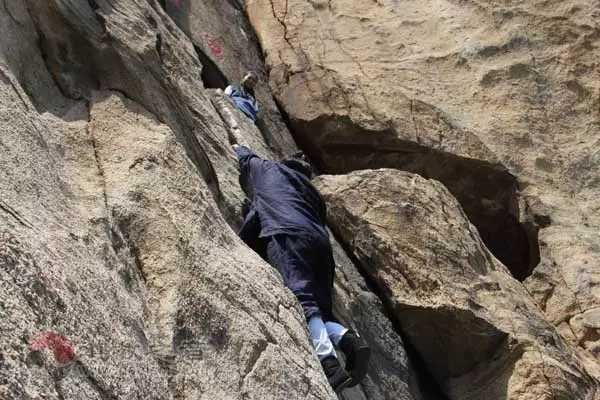 寻道路上：住在山顶守着破庙，两三个道士在修行