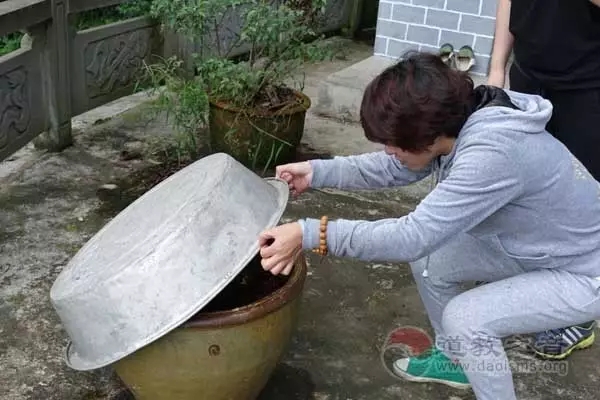 寻道路上：住在山顶守着破庙，两三个道士在修行